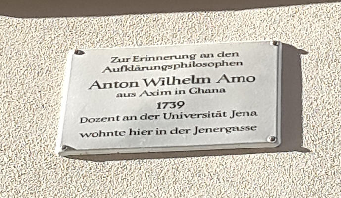 Plakette an weißer Hauswand für Anton Wilhelm Amo in Jenergasse in Jena