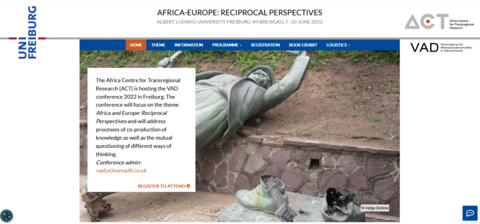 Umgestürztes Kolonialdenkmal mit Ankündigung Africa-Europe: Reciprocal Perspectives
