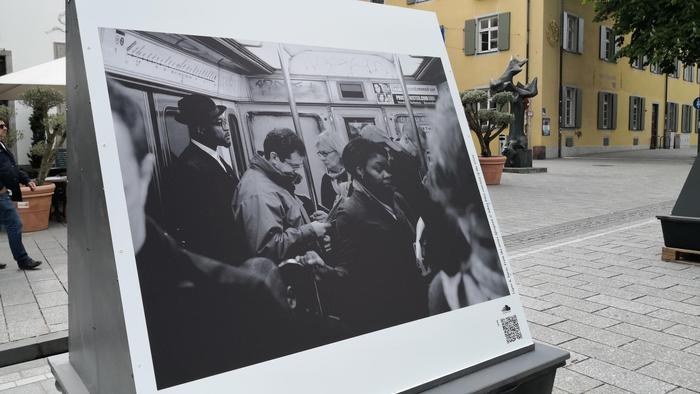 Eine schwarz-weiß Fotografie von Johny Pitts in der Freiburger Innenstadt.