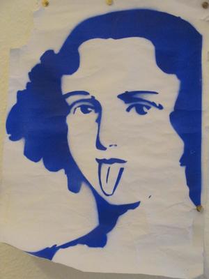 Stencil Louise Aston mit rausgestreckter Zunge