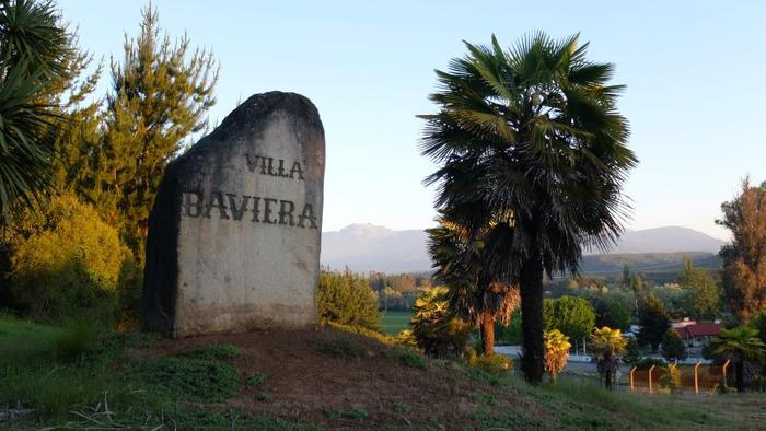 Eingangsstein der Villa Baviera in Chile