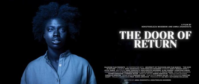 Titelbild von The Door of Return - eine Schwarze Frau mit blauen Augen in schlichtem Gewand und Zeichnungen im Gesicht
