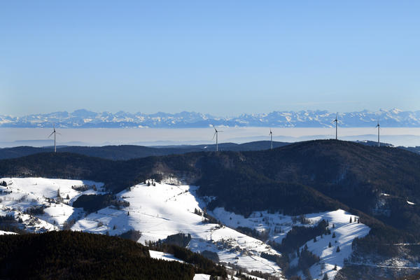 Windräder auf dem Rohrenkopf Gersbach vor den Alpen im Winter aus der Luft