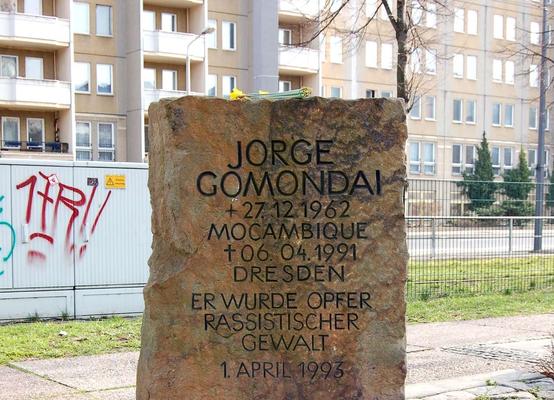 Ein Gedenkstein steht vor einem Plattenbau in Dresden. Der Gedenkstein erinnert an Jorge Gomondai, einem ehemaligen Vertragsarbeiter aus Mosambik, den eine Gruppe Neonazi im Frühjahr 1991 ermordet haben. 