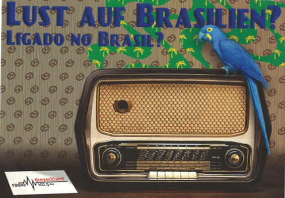 Die Postkarte von Espaço Aberto: Ein blauer Sittich sitzt auf einem Röhrenradio. &quot;Lust auf Brasilien? Ligado no Brasil?&quot; steht darüber
