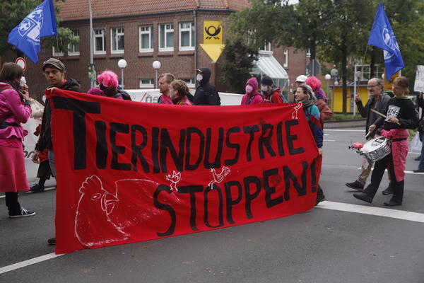Demonstration mit einem Banner auf dem steht: &quot;Tierindustrie stoppen&quot;