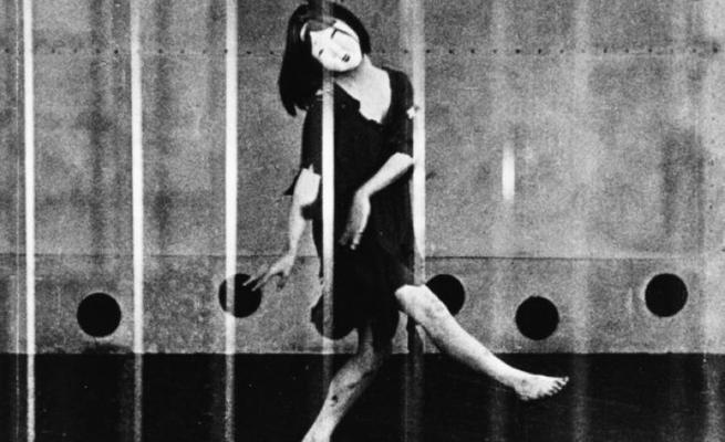 Cover von A page Of Madness der Stummfilm (tanzenden Frau mit Maske schwarz weiß)