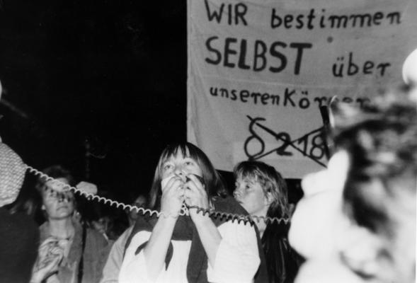   Sully Roecken und Carolina Brauckmann auf der Walpurgisnacht-Demo 1987, Fotograf*in unbekannt, Feministisches Archiv Freiburg