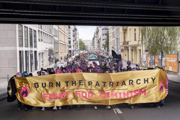 Der Demozug des What the Fuck Bündnisses. Auf dem Banner steht: &quot;Burn the Patriarchy, Fight for Feminism&quot;