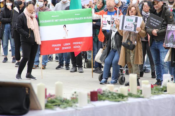 Frauen-Leben-Freieit Kundgebung in Freiburg,Platz der alten Synagoge am samstag, 8.oktober 2022