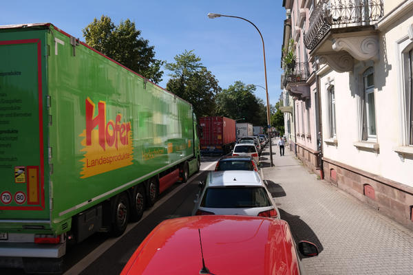 LKW auf der B31 in Freiburg