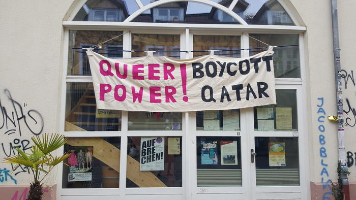 Boykott Aufruf in freiburg per Banner: &quot;Queer Power! Boycott Qatar!&quot;