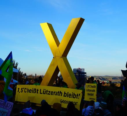 Demonstrierende in Lützerath vor dem Tagebau Garzweiler II