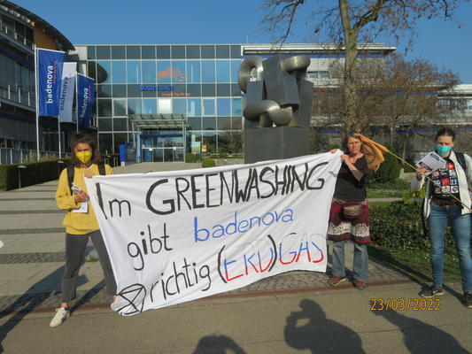 Aktion vor badenova gegen erdgas greenwashing März 2022