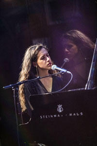 Alma Naidu am Klavier