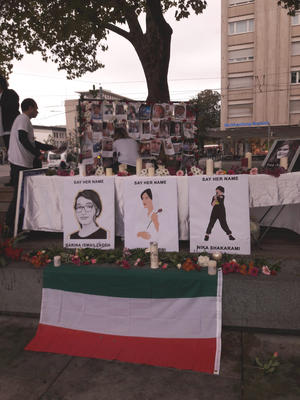 Bilder von ermordeten iranischen Aktivist*innen an einer Kundgebung in Freiburg im Oktober