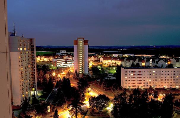 Blick zum Hochhaus Remscheider Straße 2a nachts, vom Hochhaus Varkausring 3a