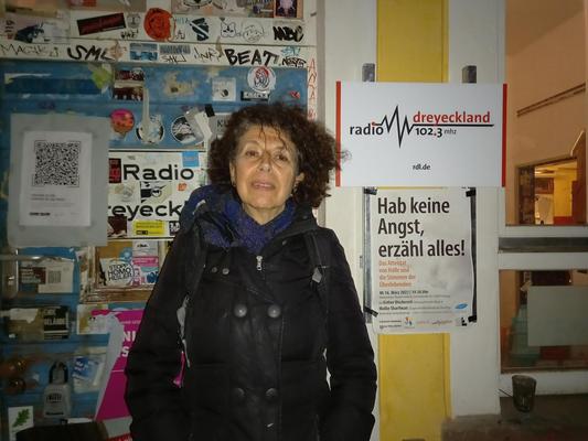 Esther Dischereit vor der Eingangstür von Radio Dreyeckland