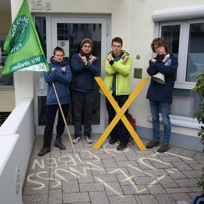 Fridays For Future Freiburg vor Büro der Grünen Bundestagsabgerdneten Chantal Kopf