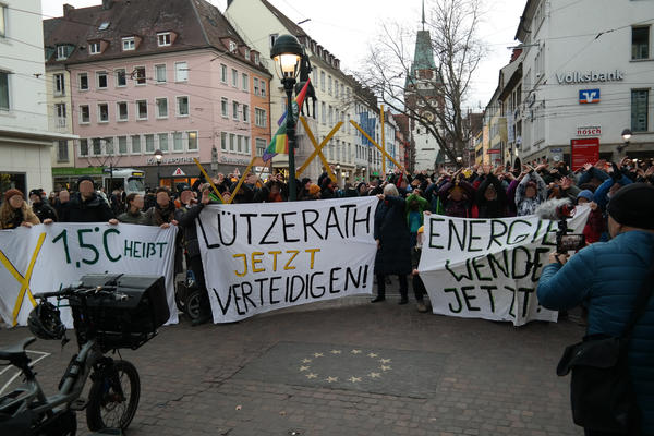 Solikundgebung für Lützerath am . Januar 2022 in Freiburg. Transparente: 1,5 Grad heißt Lützi bleibt; Lürterath verteidigen; Energiewende jetzt