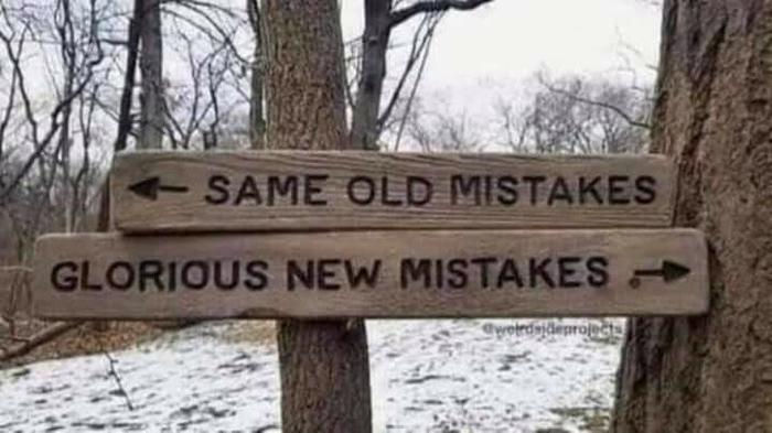 zu Neujahr oft geteilt : Schilder nach links: same old mistakes , nach rechts : glorious new mistakes