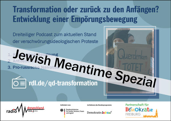 Das Titelbild der Sendereihe ist blau und zeigt in einem Rechteck eine Demonstrant*in mit einem Schild auf dem &quot;Querdenken tötet&quot; steht. Ein querer, transparent weißer Balken ist darübergelegt: &quot;Jewish Meantime Spezial&quot; steht darauf.