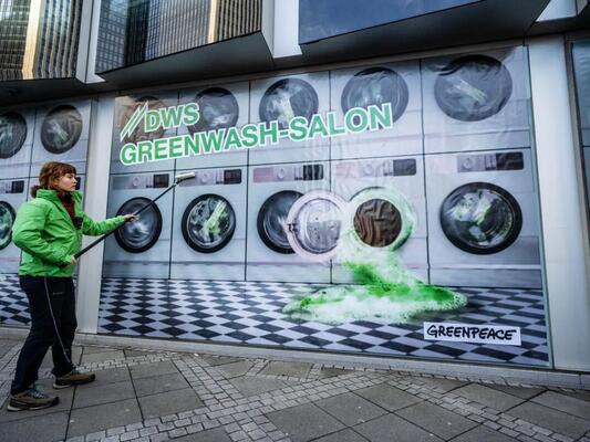 Greenpeace Protest gegen Deutsche Bank Tochter DWS - Greenwashsalon