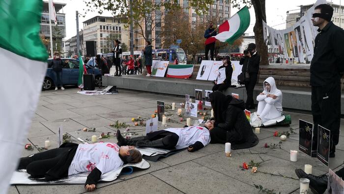 Aktion zum Gedenken der Ermordeten der Proteste im Iran - auf dem Platz der alten Synagoge in Freiburg