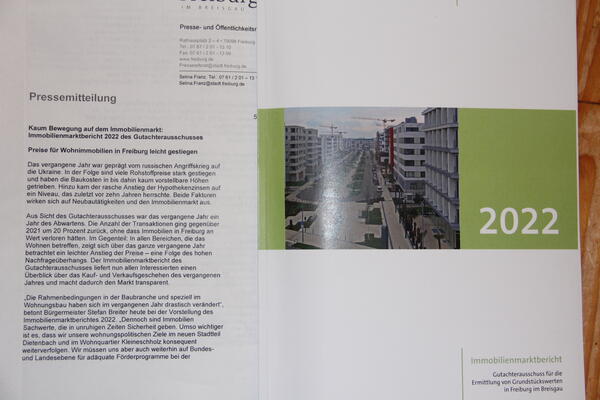 Cover des Immobilienberichtes 2023 und der Pressemitteilung
