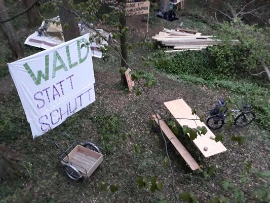 Rümlanger Wald, Zürich: Mittlerweile geräumte Waldbesetzung: Transpi: Wald statt Schutt