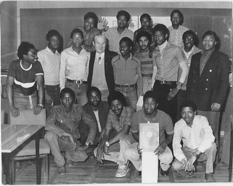 Das Bild zeigt Vertragsarbeiter vor ihrer Rückreise nach Mosambik, Hoyerswerda1984, Foto: David Macou