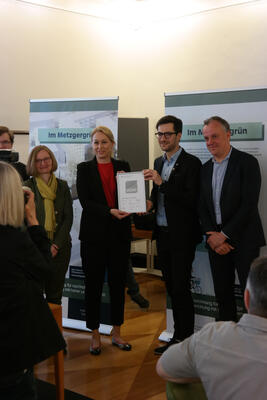Preisverleihung für nachhaltige Quartiersentwicklung im Metzgergrün am 27.04. Von links nach rechts: Magdalena Szablewska (FSB), Christine Lemaitre (DGNB), OB Martin Horn, Matthias Müller (FSB)