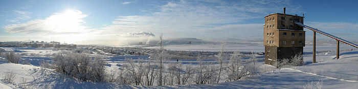 Kiruna: Blick von der alten Mine auf die neue Mine in malerischer Winterlandschaft (Panorama)