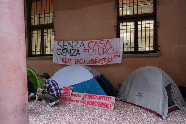 Zeltprotest gegen hohe Mieten in Bologna
