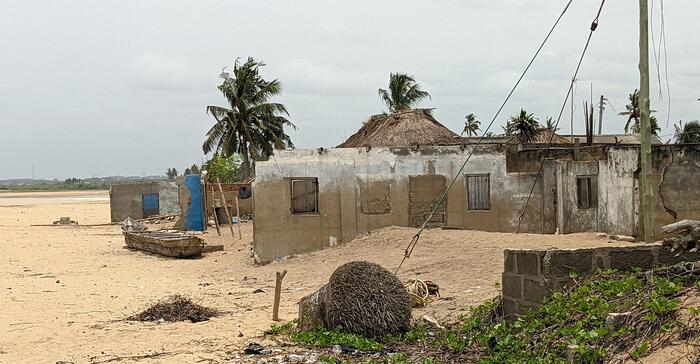 Zerstörtes und vom Meer überschwemmtes Haus nach einer Sturmflut in Anlo Beach an der Westküste Ghanas 