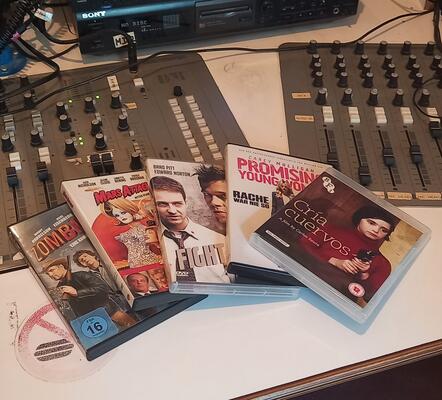 DVDs neben einem Mischpult