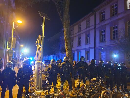 Polizeikette während der Räuming der Belfortstraße