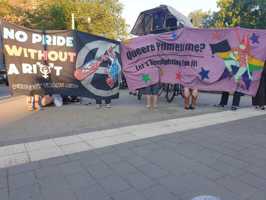 Banner: No Pride without a right, Queere Primtetime? Let&#039;s keep fightung for it