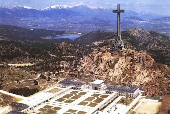   Monumentale Gedenkstätte: Das &quot;Tal der Gefallenen&quot; (neu: &quot;Tal von Cuelgamuros&quot;) in der Sierra de Guadarrama. Bild: Abadía de la Santa Cruz del Valle de los Caídos. CC BY 2.0 