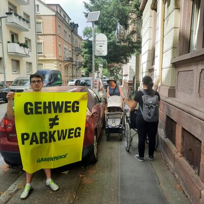 Protest von Greenpeace gegen rechtswidriges Gehwegparken in Freiburg (Scheffelstraße)