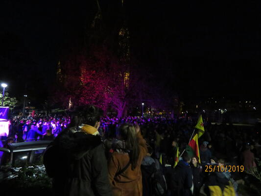 stühlinger Kirchplatz bei Nacht. Eine Menschenmenge, Fahnen und violettes Partylicht ist zu sehen. Als Datum der Aufnahme war 25.10.2019 angegeben.