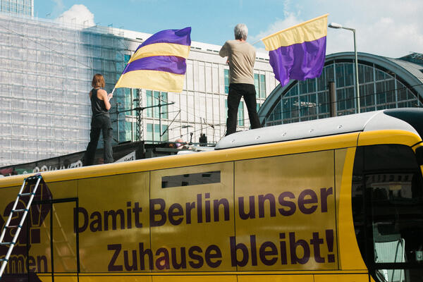 Kampagnenbus Deutsche Wohnen enteignen - &quot;Damit Berlin unser Zuhause bleibt!&quot;