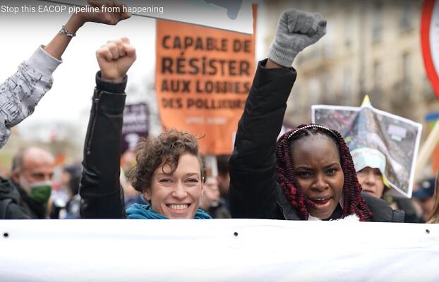 zwei Frauen beim Protest gegen EACOP in Brüssel 2022