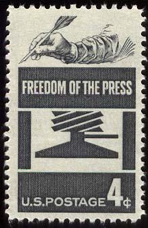 &quot;Briefmarke U.S.Postage 4Cent: Freedom of the Press.&quot; Eine Hand mit einer Feder ist darauf zu sehen. Das Motiv sieht historisch aus