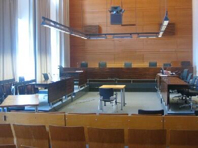 Sitzungssaal im Landgericht Freiburh Holvertäfelte Bank für die Kammer des Gerichts rechs und links die Bänke der Verteidigung(rechts) und der Staatsanwaltschaft(links)