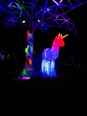 Einhorn und LED RGB Palme auf dem CCC Camp 2023 in Mildenberg bei Nacht bunt erleuchtet