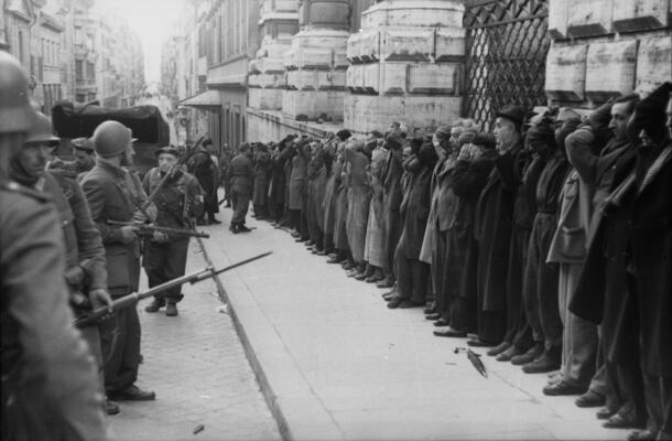 Festnahme von Zivilisten vor dem Palazzo Barberini nach dem Attentat in der Via Rasella (23. März 1944) . Die 335 festgenommenen Zivilisten wurden daraufhin in den Fosse Ardeatine in Rom ermordet.