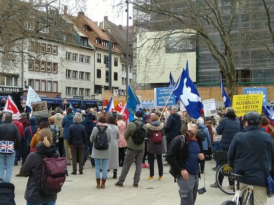 DGB-Gewerkschaften und Schwurbler demonstrieren für Frieden und gegen Unterstützung der Ukraine (Freiburg, 6. April 2023)