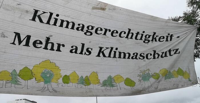 Transparent auf dem No-Border-Climate-Camp in Basel - Aufschrift: Klimagerechtigkeit - Mehr als Klimaschutz