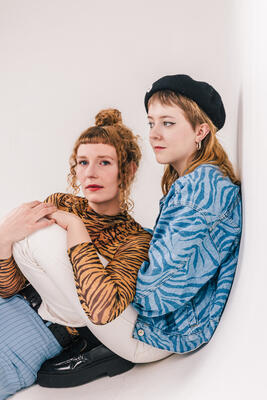 Das Garage-Punkduo Cava nebeneinander in Leomuster-Klamotten 